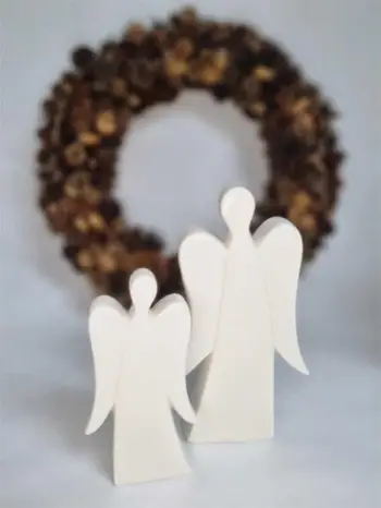 Figurë dekorative Krishtlindjesh Saska Garden Angel, porcelan 14.5cm, e bardhë me argjend
