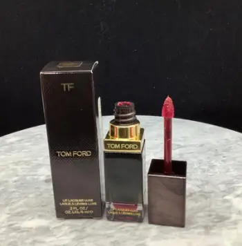 Ruj i lëngshëm mat Tom Ford Luxe Vinyl, 6ml, nuanca 10 Infuriate