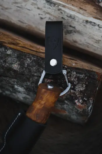 Mbajtëse thike Helle Black Buckle, lëkurë natyrale, karabiner inoksi, e zezë