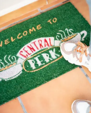 Tapet hyrës Friends Central Perk, fibra kocosi, bazë PVC antirrëshqitëse, shumëngjyrësh