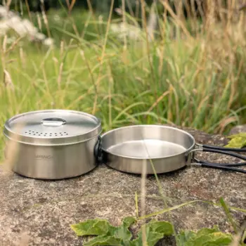 Set gatimi trekking nga çelik inox, tenxhere dhe tigan, doreza silikoni, gri