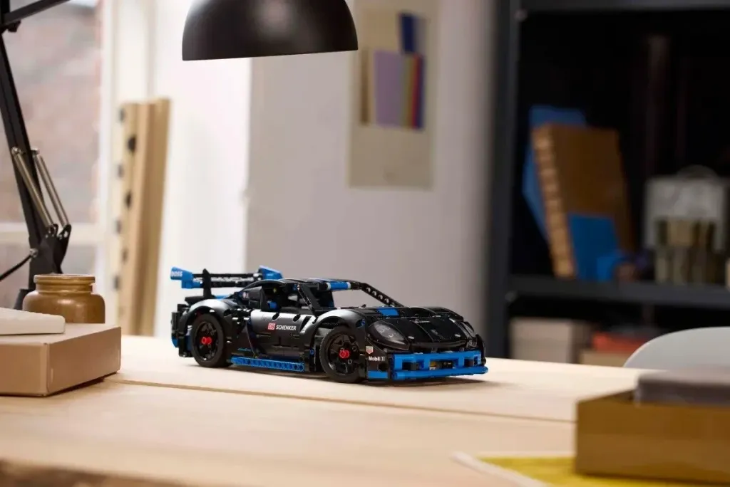 Set LEGO Technic Porsche GT4 e-Performance Race Car - 11