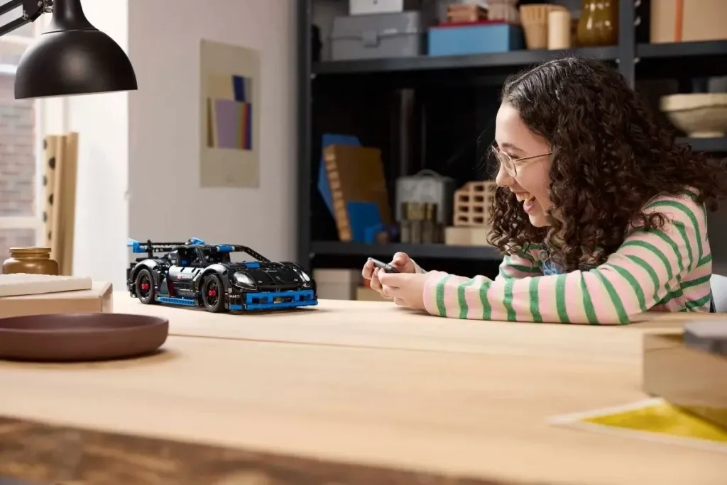 Set LEGO Technic Porsche GT4 e-Performance Race Car - 8