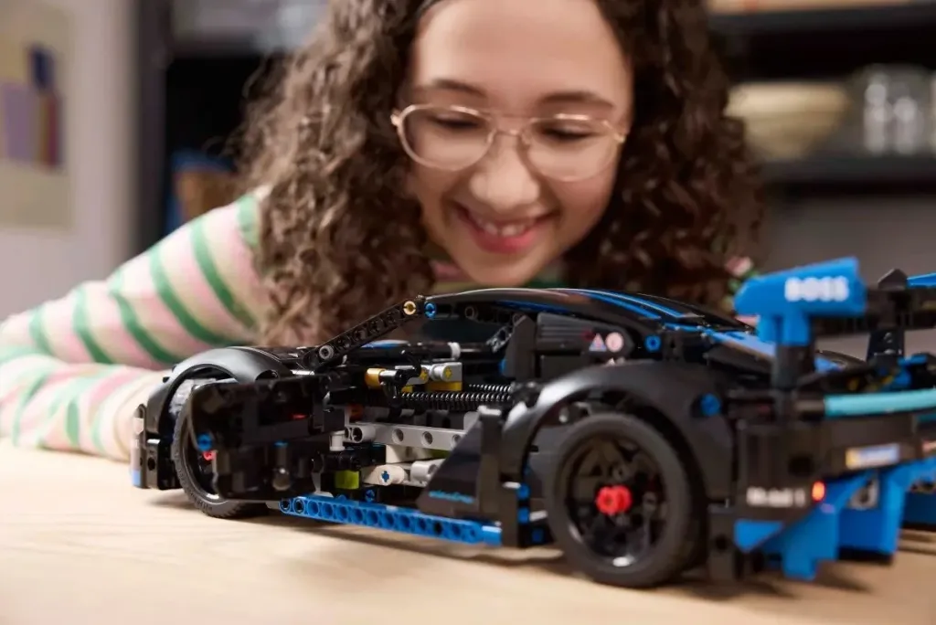 Set LEGO Technic Porsche GT4 e-Performance Race Car - 9