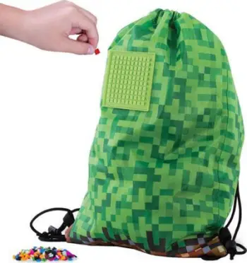 Çantë shpine PIXIE CREW School Drawstring Bag, panel silikonik me piksela, dizajn Green Grid, jeshile
