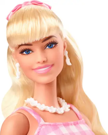 Kukull Barbie The Movie Mattel HPJ96, edicion koleksionues, fustan gingham rozë dhe i bardhë