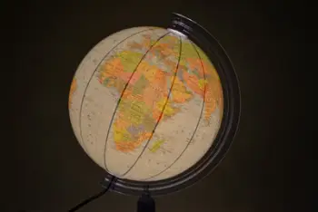 Glob politik i ndriçuar Globo, 25 cm, plastikë, shumëngjyrësh
