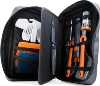 Set kuzhine kampingu GSI Outdoors Destination Kitchen, 24 copë, me çantë transporti, gri portokalli