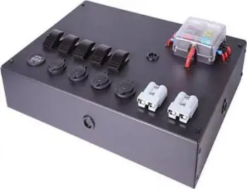 Panel komandues TurboWorks Switch Panel Box ALU, 5 çelësa ON OFF, 3 priza, USB 3.1A, voltmetër, IP68 i zi