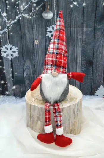 Figurë dekorative Krishtlindjesh Saska Christmas Gnome, xhuxh ulur, kapelë me kuadrate, e kuqe