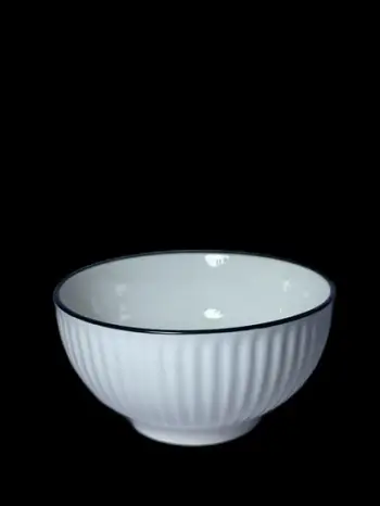 pjatë e vogel porcelani , e bardhe me detaj te zi . UNIMIKS