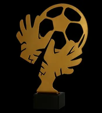 Kupë metalike me bazë mermeri, doreza portieri dhe top futbolli, argjendtë