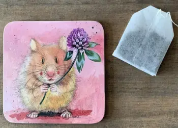 Nënfilxhan Crocodile Creek Mug Mat C158 Herbert the Hamster, coaster dhe trivet, shumëngjyrësh