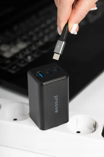 Karikues muri Proove Pocket GaN 65W, 2x USB C, USB A, i zi
