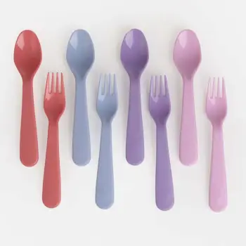 Set pirunjsh dhe lugësh plastike me ngjyra të ndryshme 16 cm – 8 copë